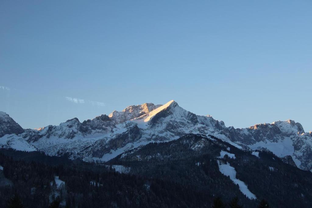 Pfeiffer Alm Am Sonnenhang Mit Blick Auf Die Zugspitze Гармиш-Партенкирхен Экстерьер фото
