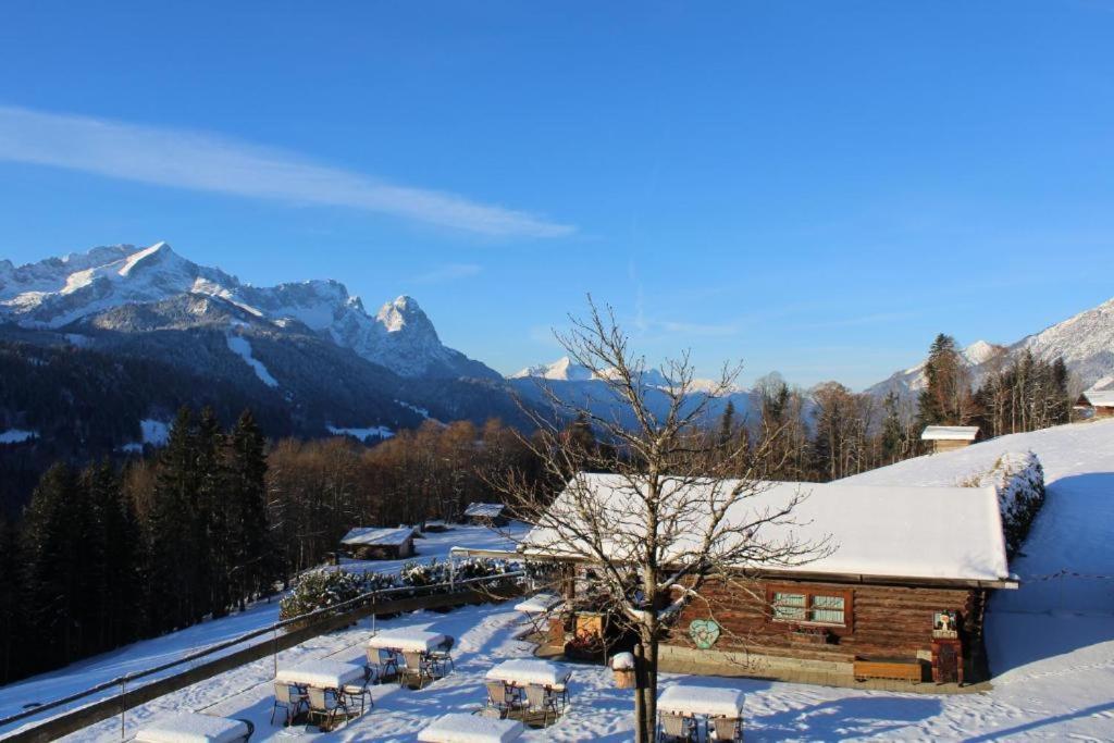 Pfeiffer Alm Am Sonnenhang Mit Blick Auf Die Zugspitze Гармиш-Партенкирхен Экстерьер фото