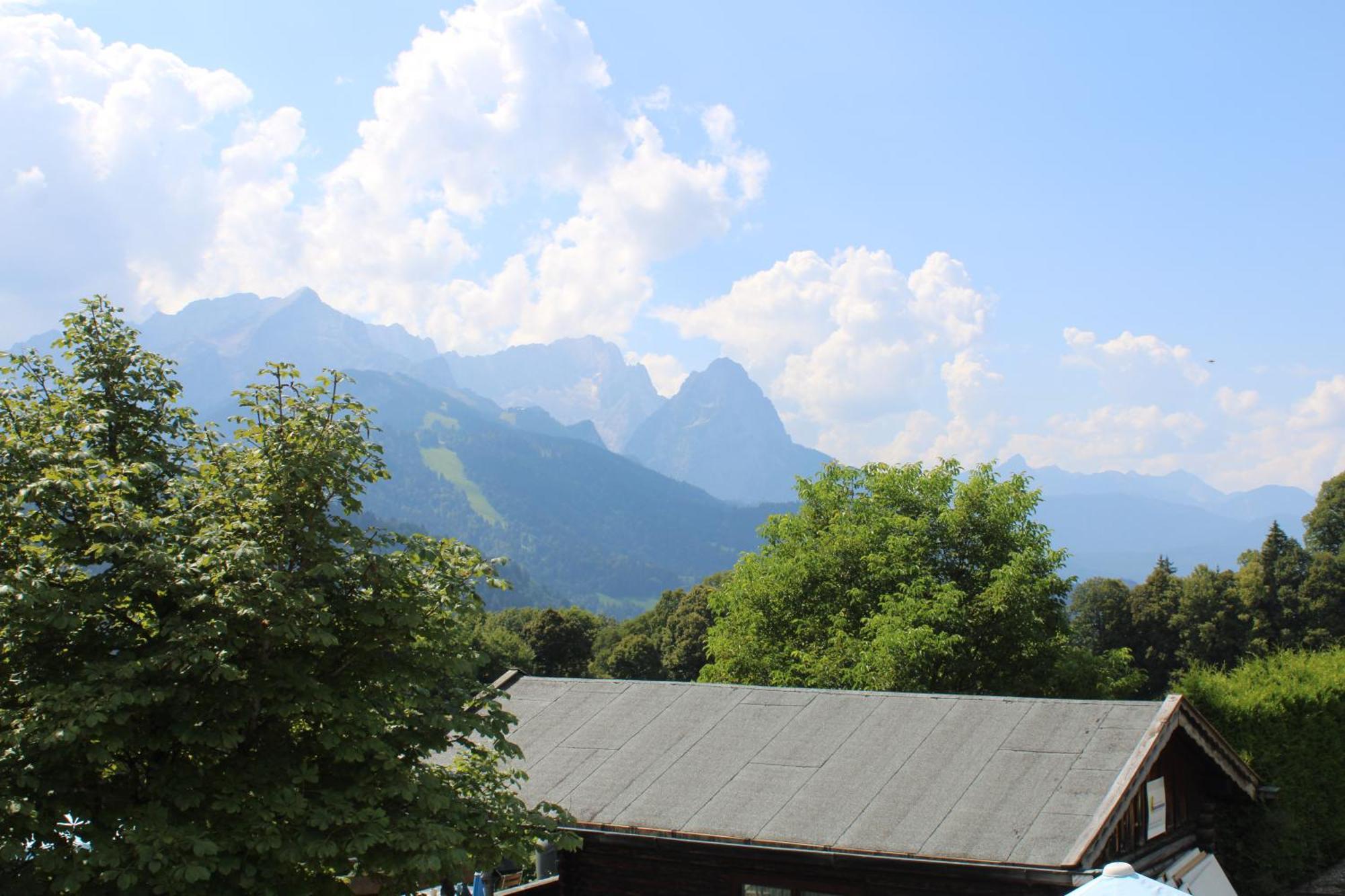 Pfeiffer Alm Am Sonnenhang Mit Blick Auf Die Zugspitze Гармиш-Партенкирхен Номер фото
